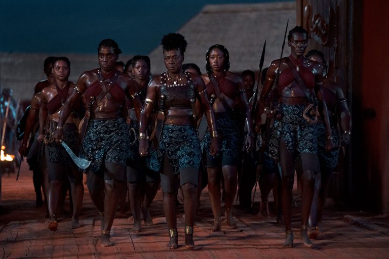 Die Agoji marschieren in die Mauern des Palastes ein. Vorne weg schreitet Nanisca (Viola Davis), links von ihr ist Izogie (Lashana Lynch) zu sehen.