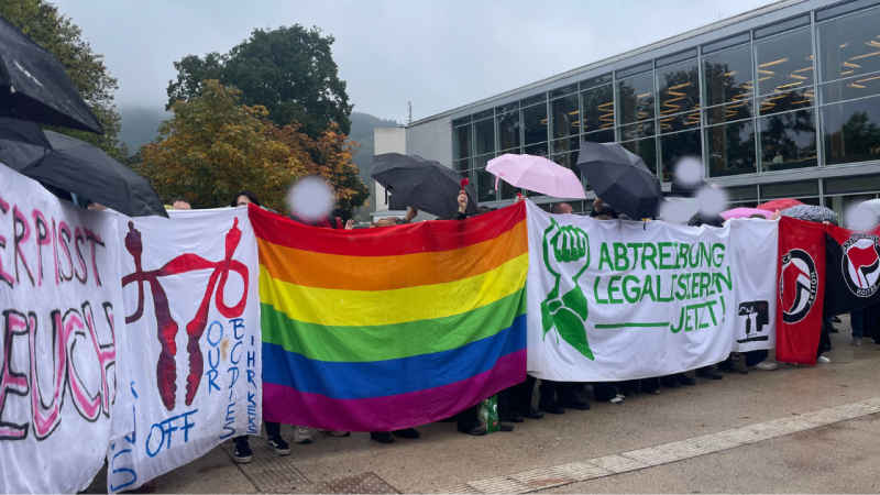 Gegendemo in Minuten: Abtreibungsgegner demonstrieren vor der Mensa