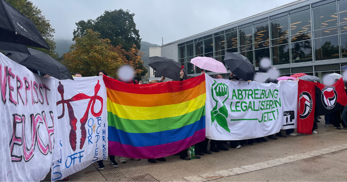 Gegendemo in Minuten: Abtreibungsgegner demonstrieren vor der Mensa